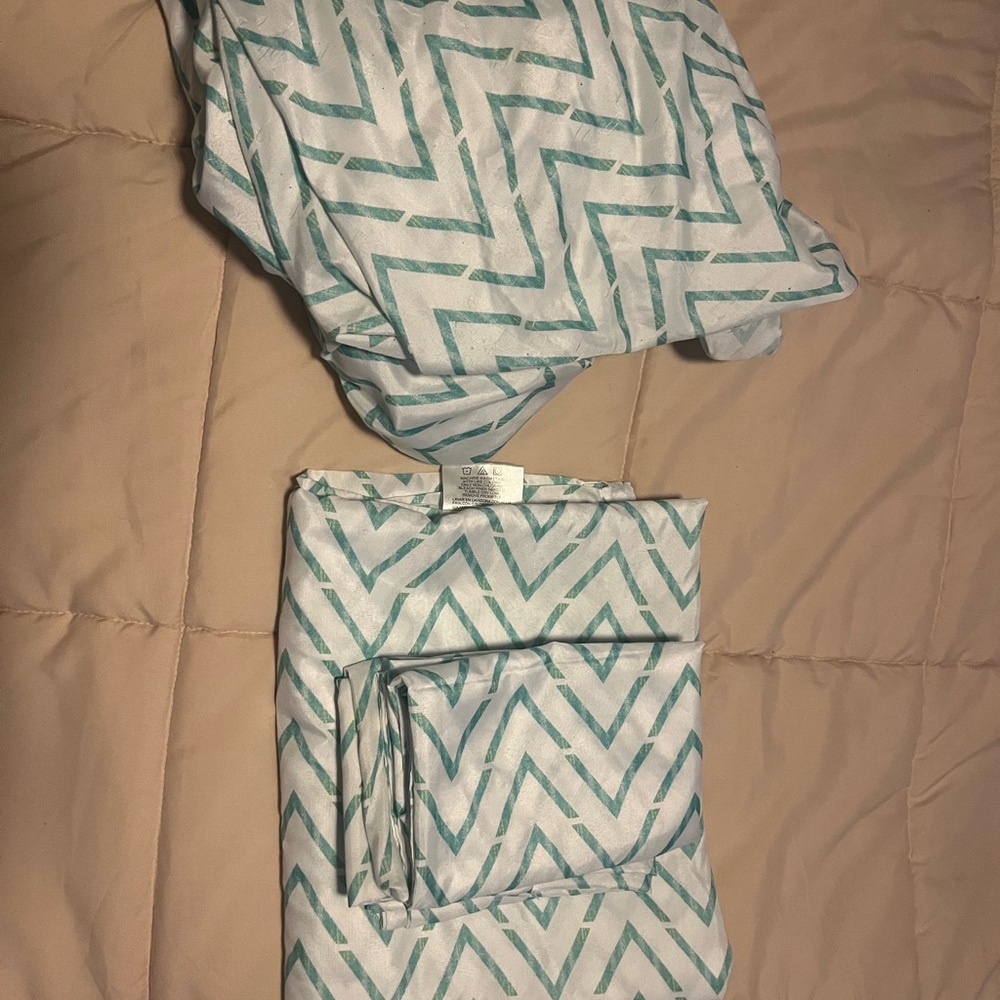 Chevron Patterned Bedding Set - Picture 3 of 3